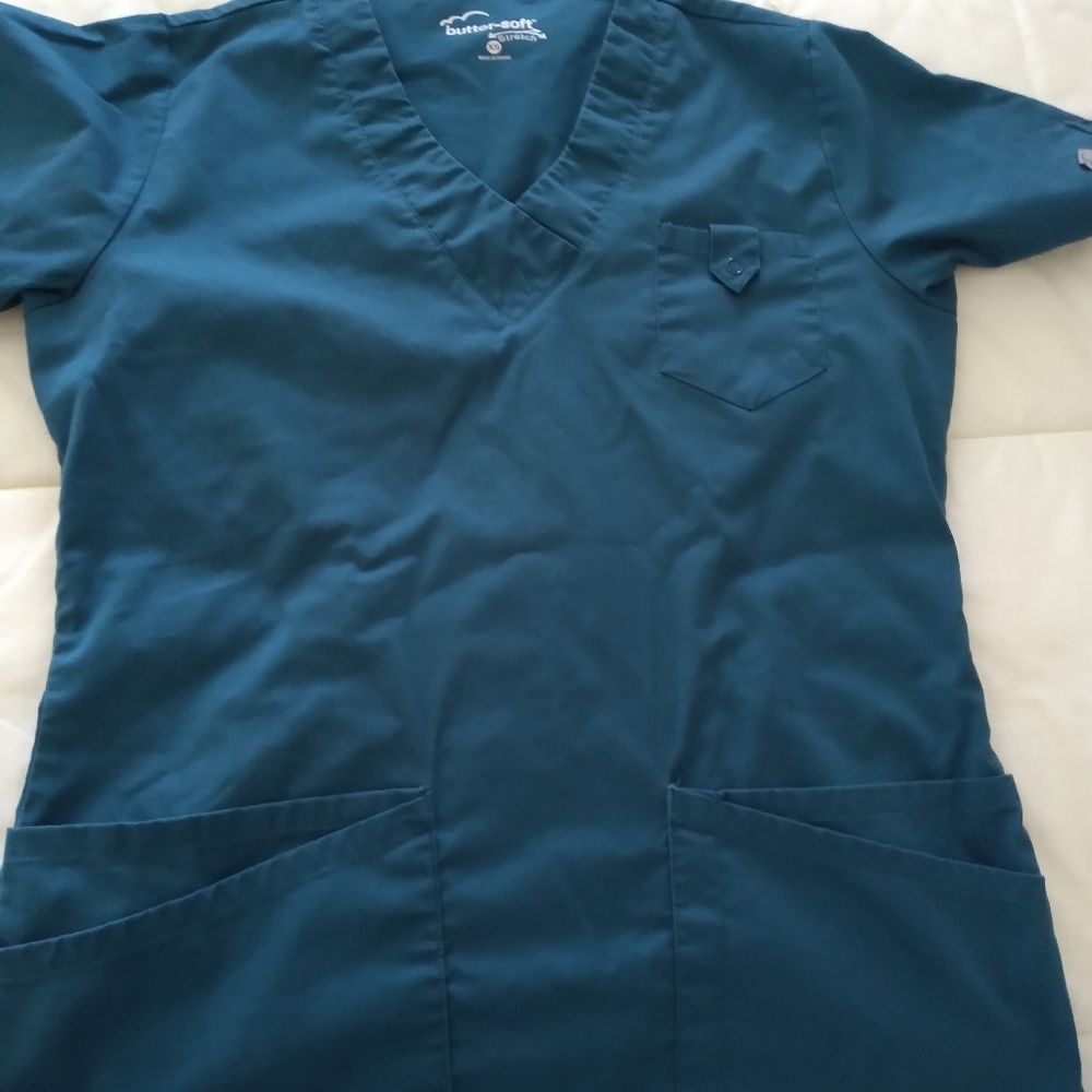 SCRUB TOP IN CARRIB  BLUE